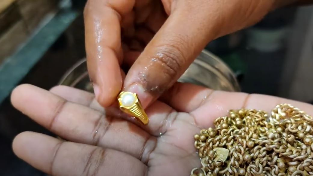 How To Clean Gold Jewellery At Home