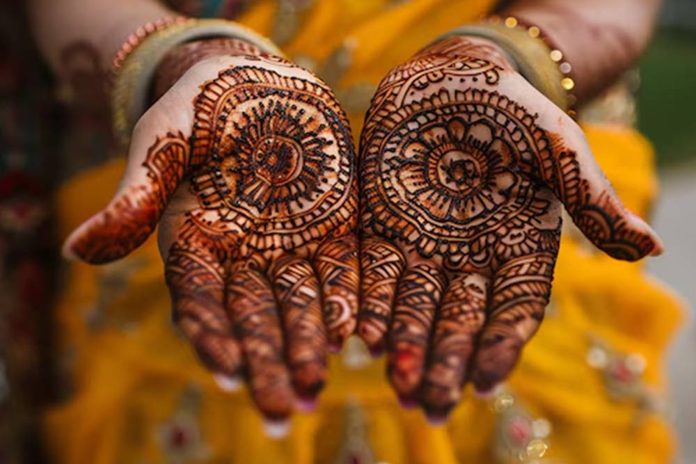 applying mehndi in karwa chauth