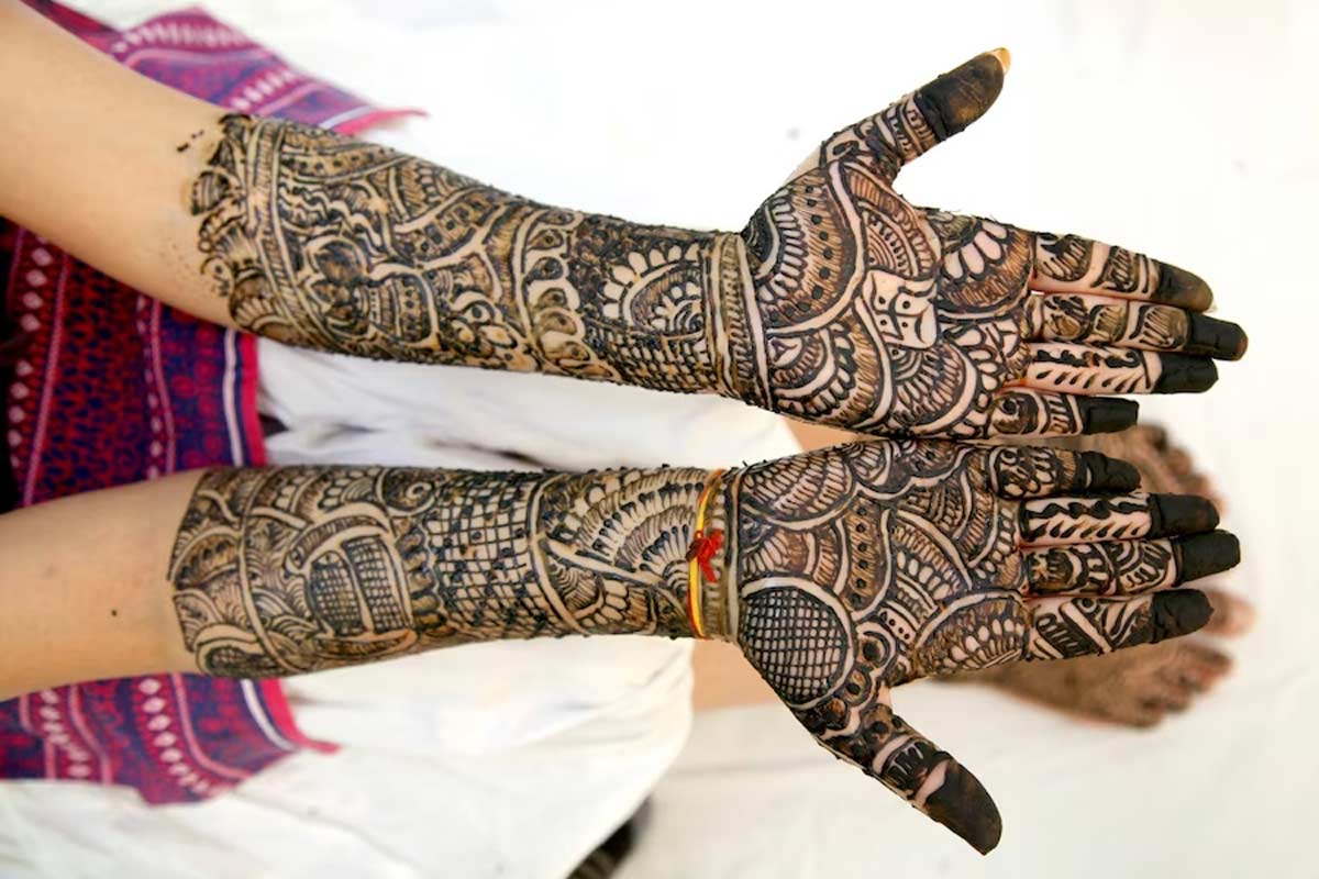 applying mehndi significance in karwa chauth