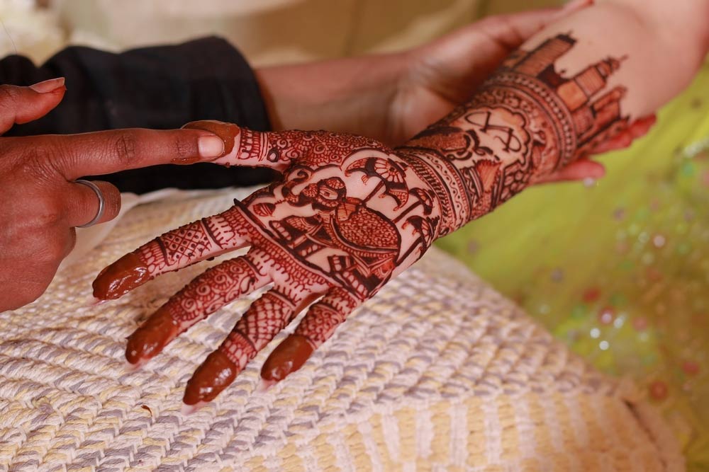 significance of applying mehndi in karwa chauth