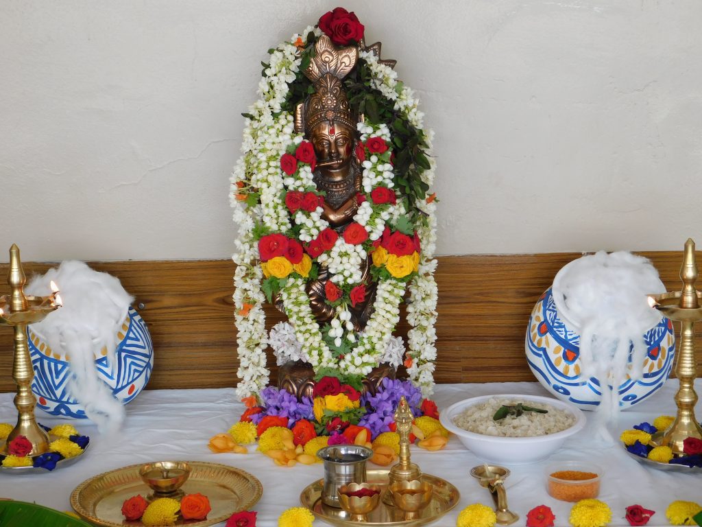 which leaves should be offered to shri krishna