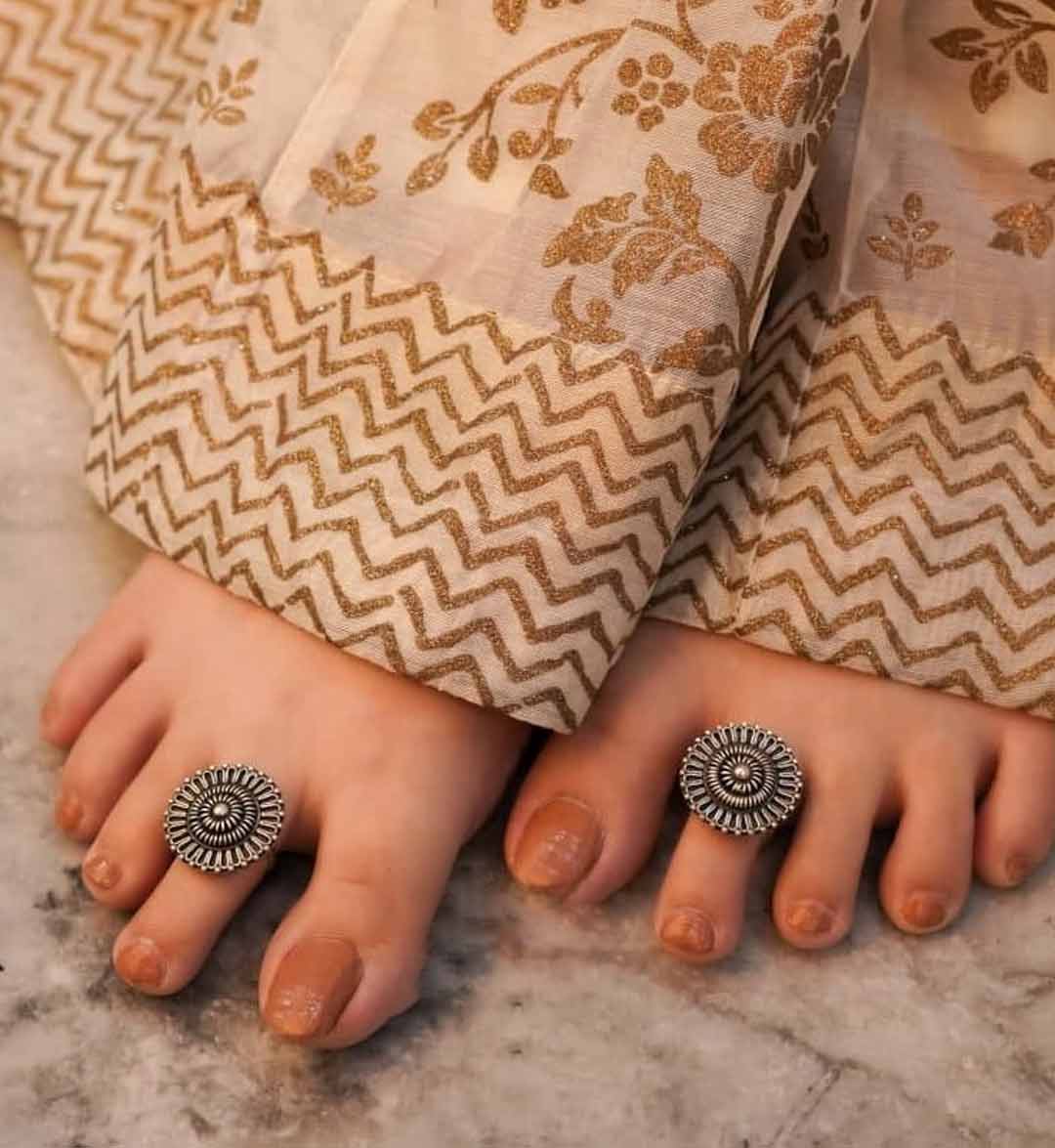 Round designs Toe ring