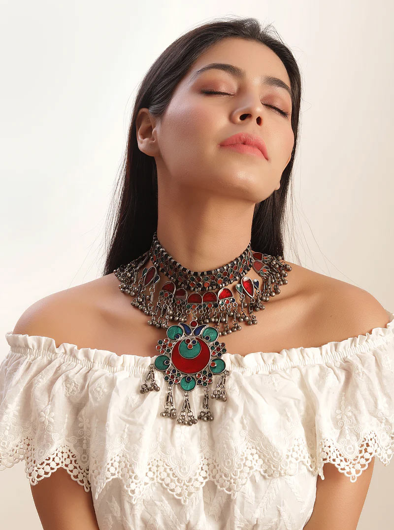 Heavy choker necklace