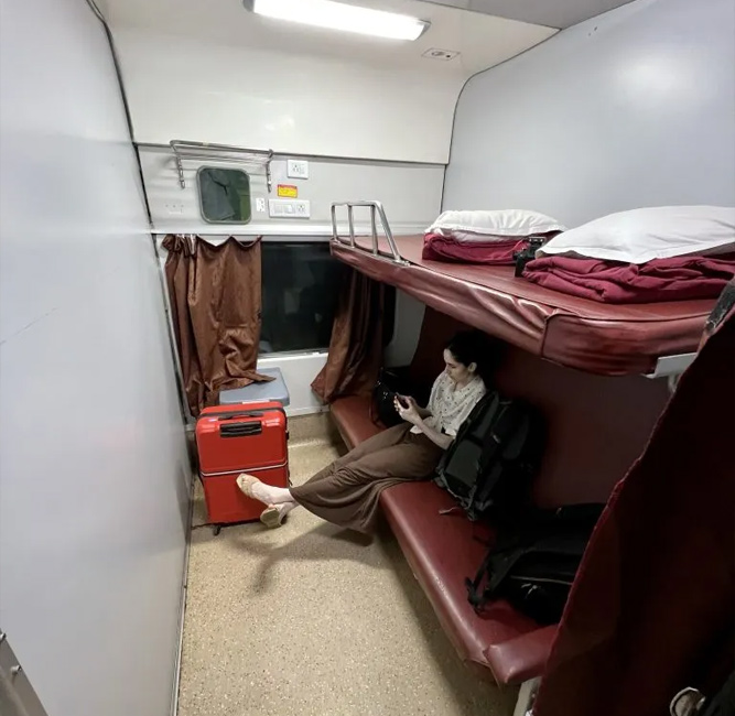 indian railways first class ac coach special facilities in hindi