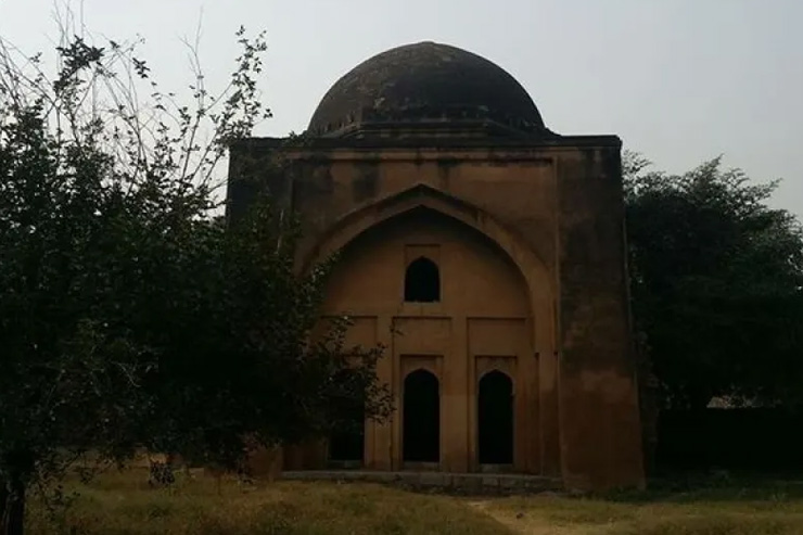 Who built Dadi Ka Gumbad