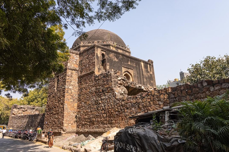 Who built Dadi Ka Gumbad in hindi