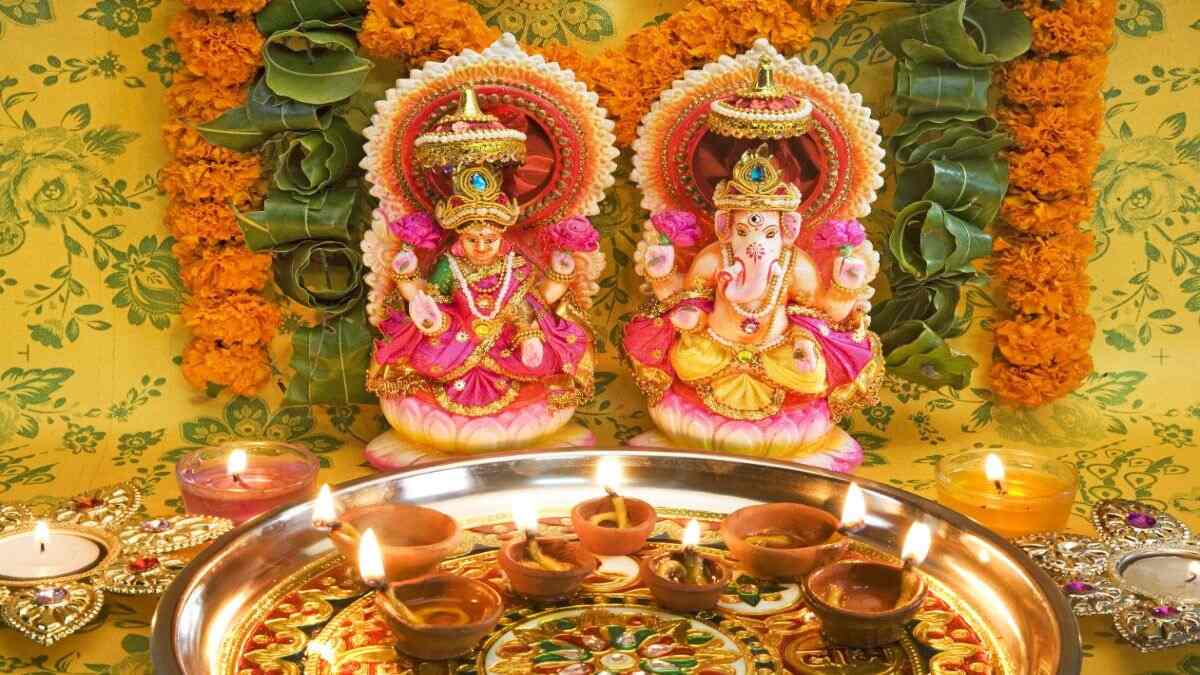 Diwali 2024 दिवाली पूजन के दौरान लक्ष्मीगणेश को क्या अर्पित करना