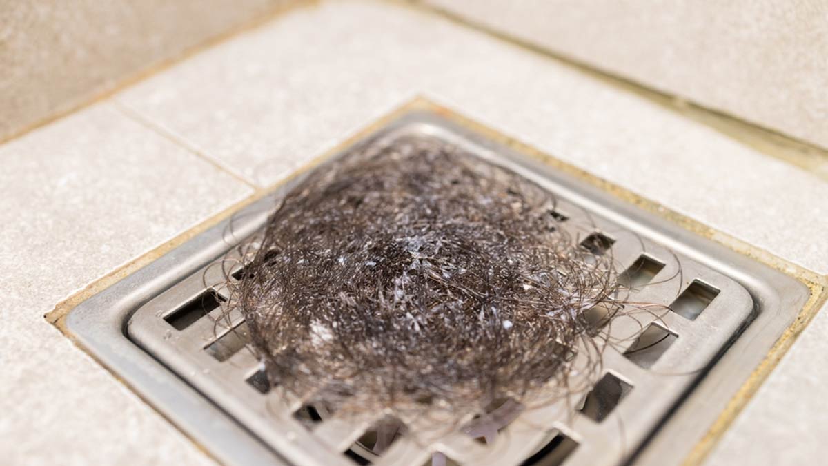 इस एक घोल से मिनटों में खिसक जाएंगे बाथरूम की नाली में फंसे बाल, घर पर