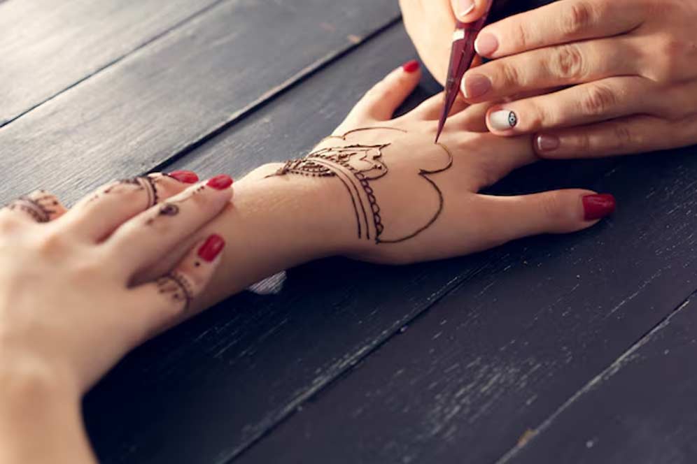 Applying mehndi significqance