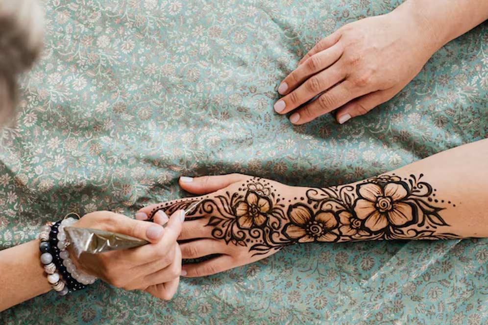 applying mehndi effects
