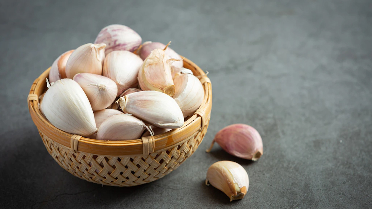 how to peel garlic fast