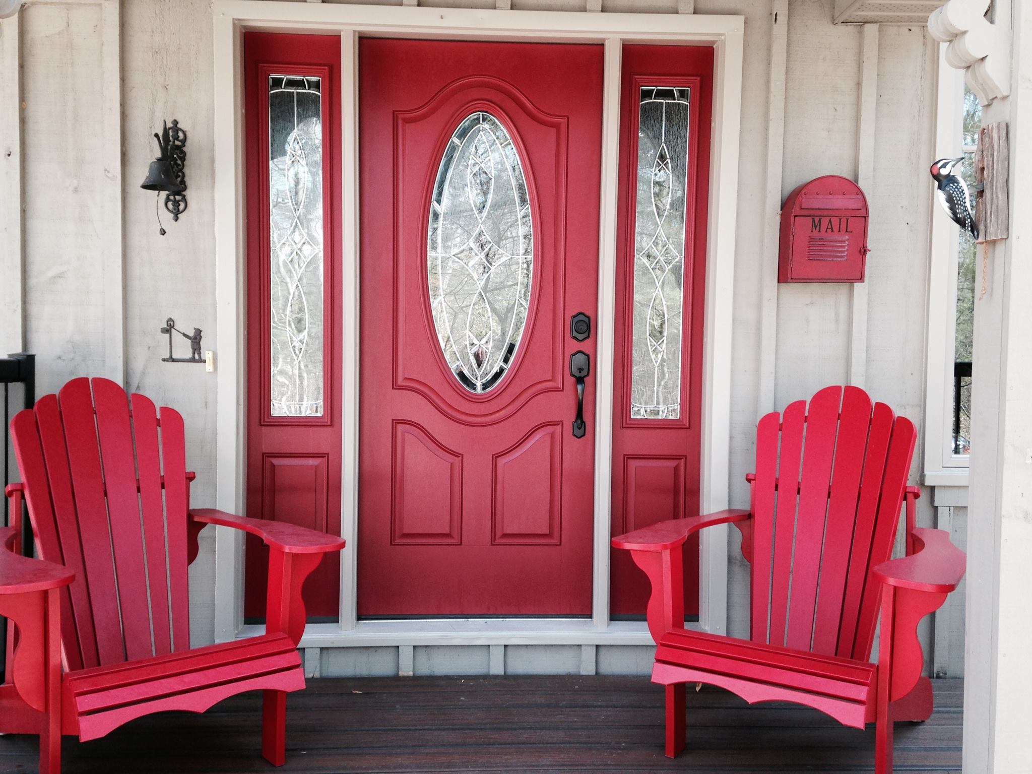 kya ghar ke main door pr mirror laga skta hain