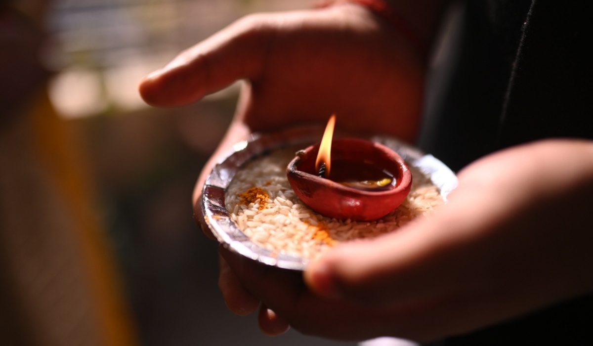 vastu-tips-for-lighting-diyas-earthen-lamps-f