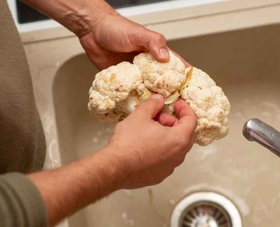 wash gobhi in haldi water