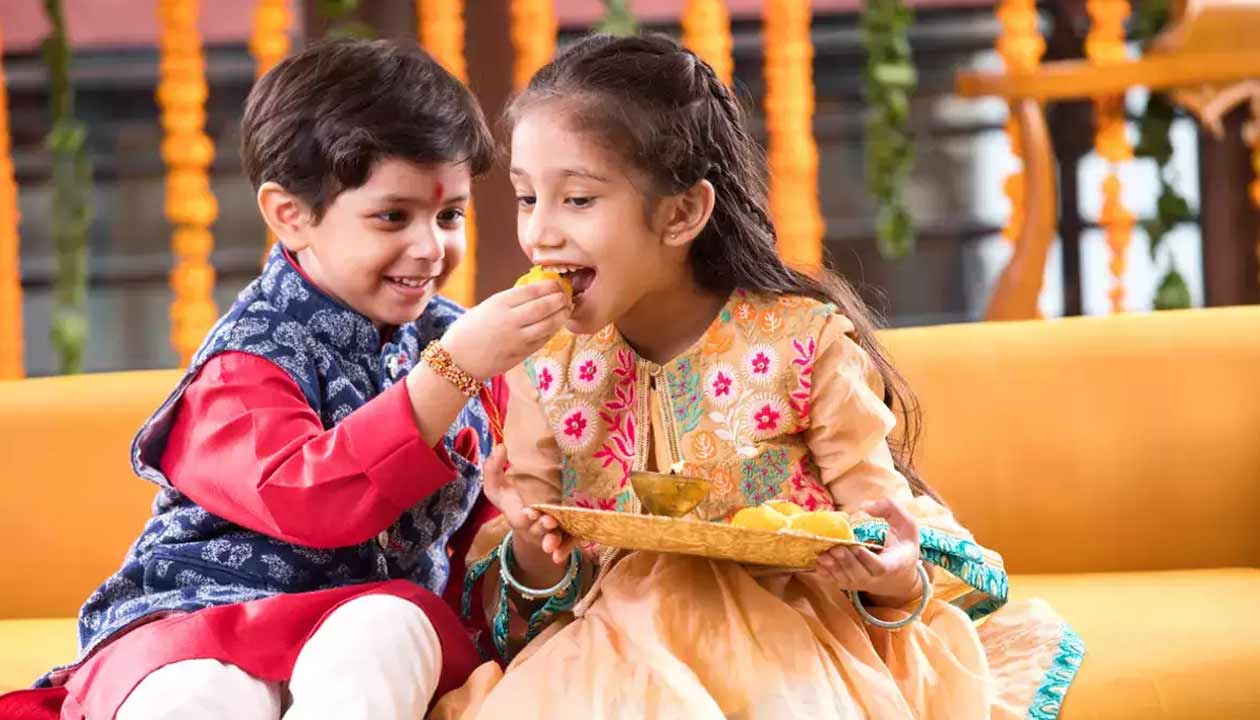 bhai dooj pr tilak ki thali mein kya rakhe
