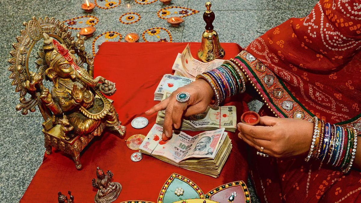 why we keep money in diwali puja