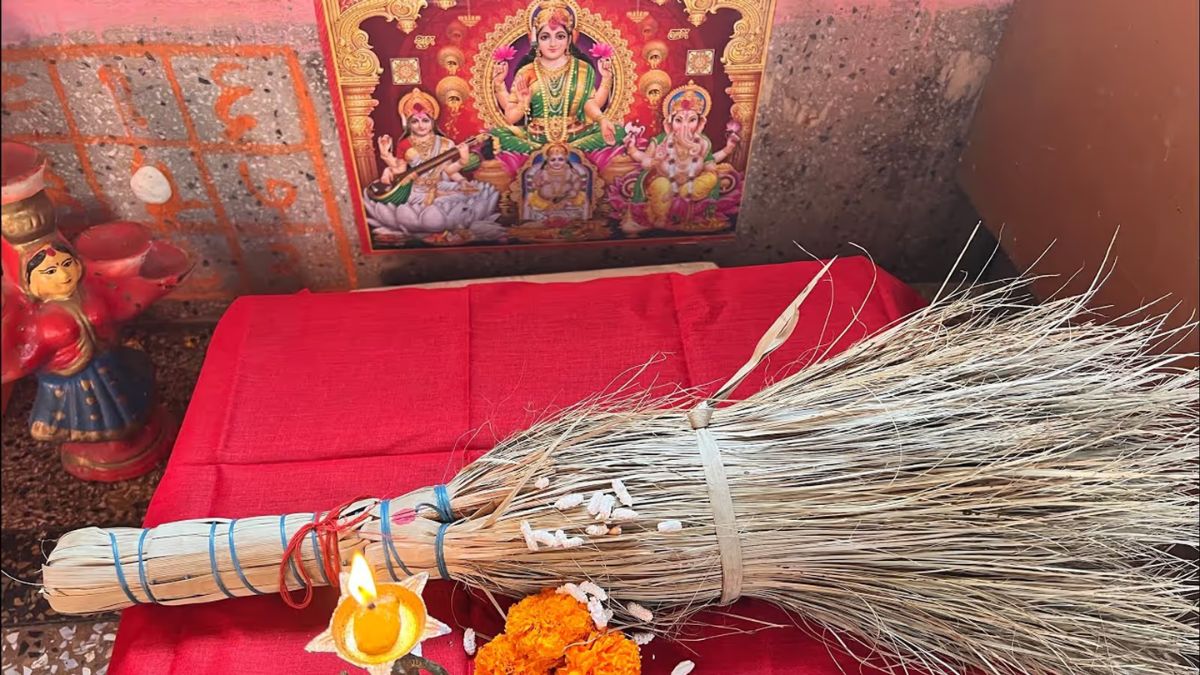 kya diwali pr purani jhadu fek deni chahiye