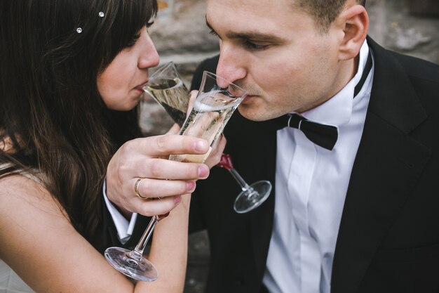 couple drinking vine