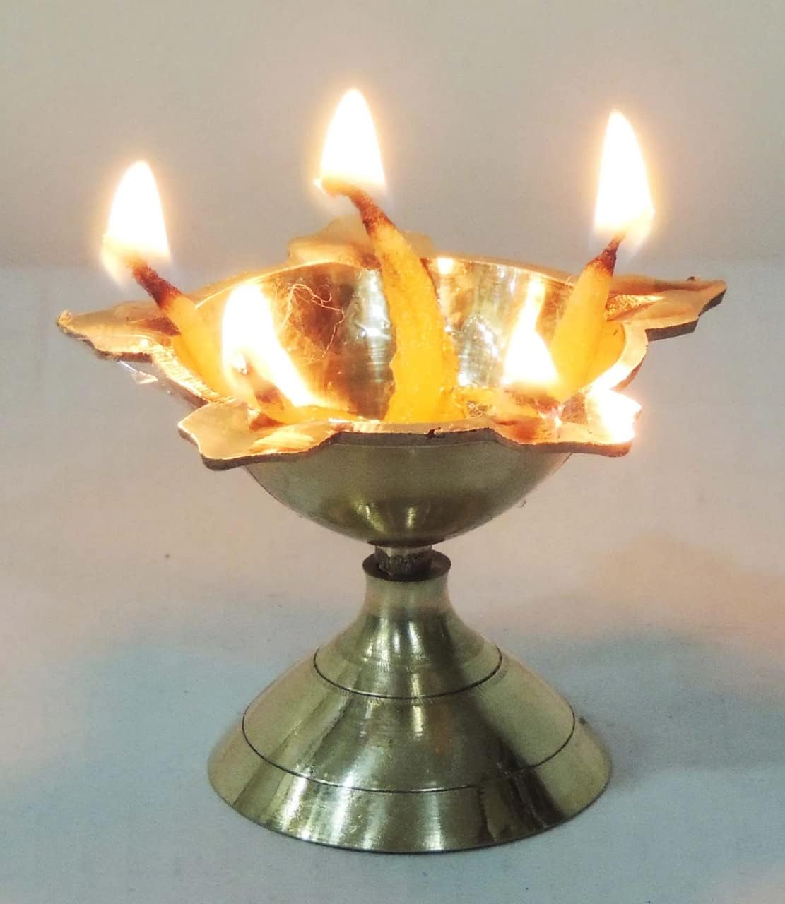 utpanna ekadashi ke din bhagwan vishnu ke liye panchmukhi diya jalane ke labh