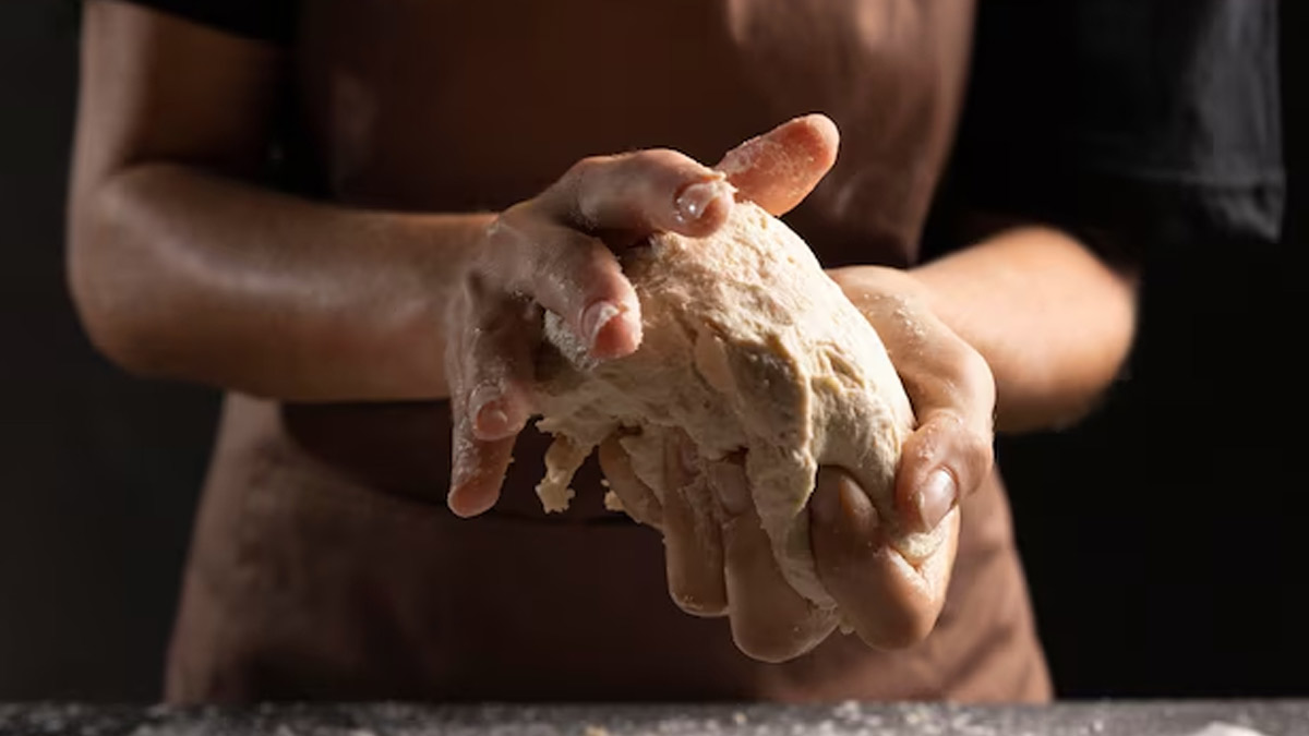 फ्रिज में रखकर हार्ड हो जाता है आटा? इन तरीकों से कर सकते हैं नरम | how do  you soften hard chapati dough with simple hacks | HerZindagi