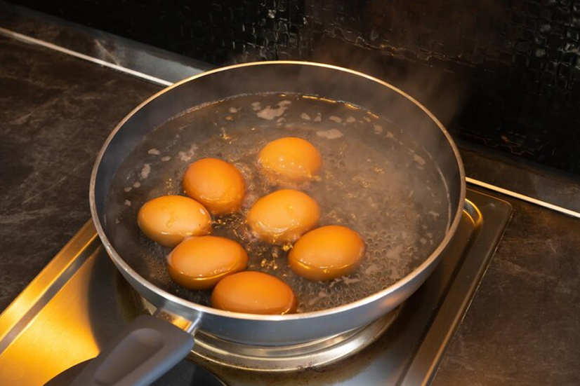 how to check egg is boiled or not in Hindi