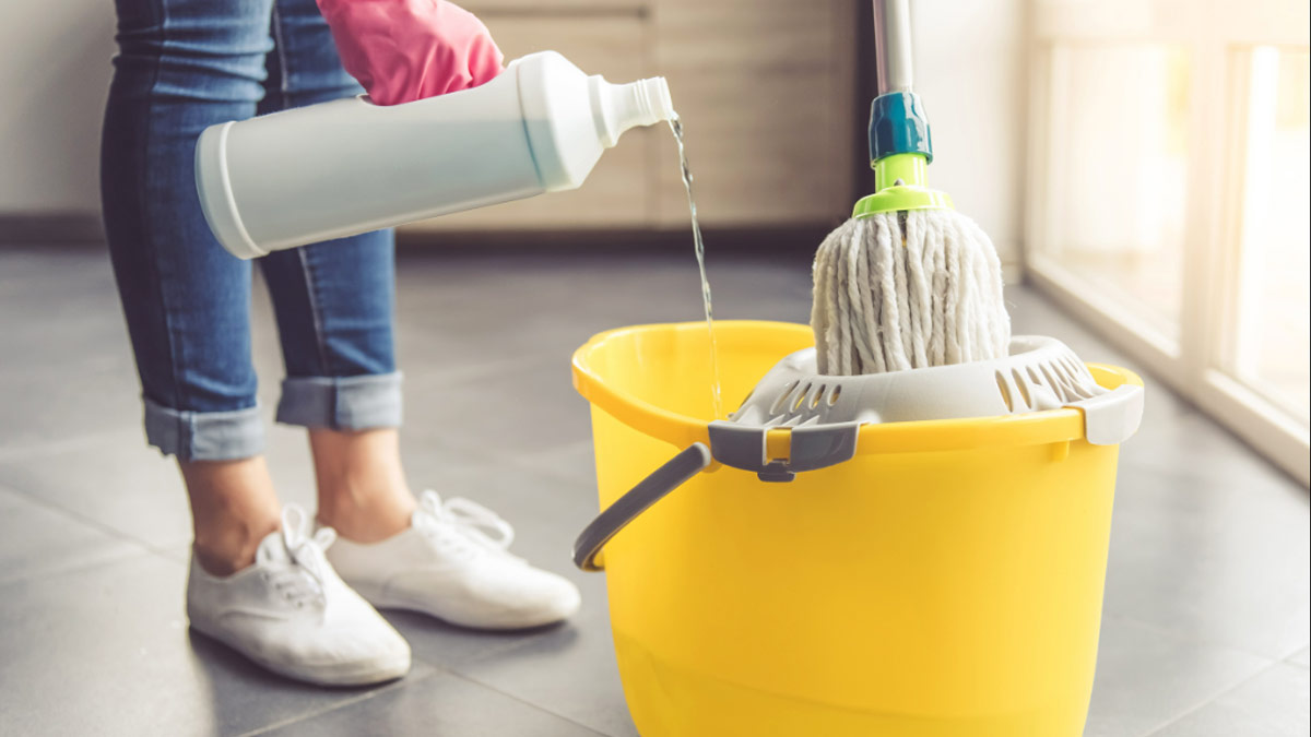 what do you mix with water to mop