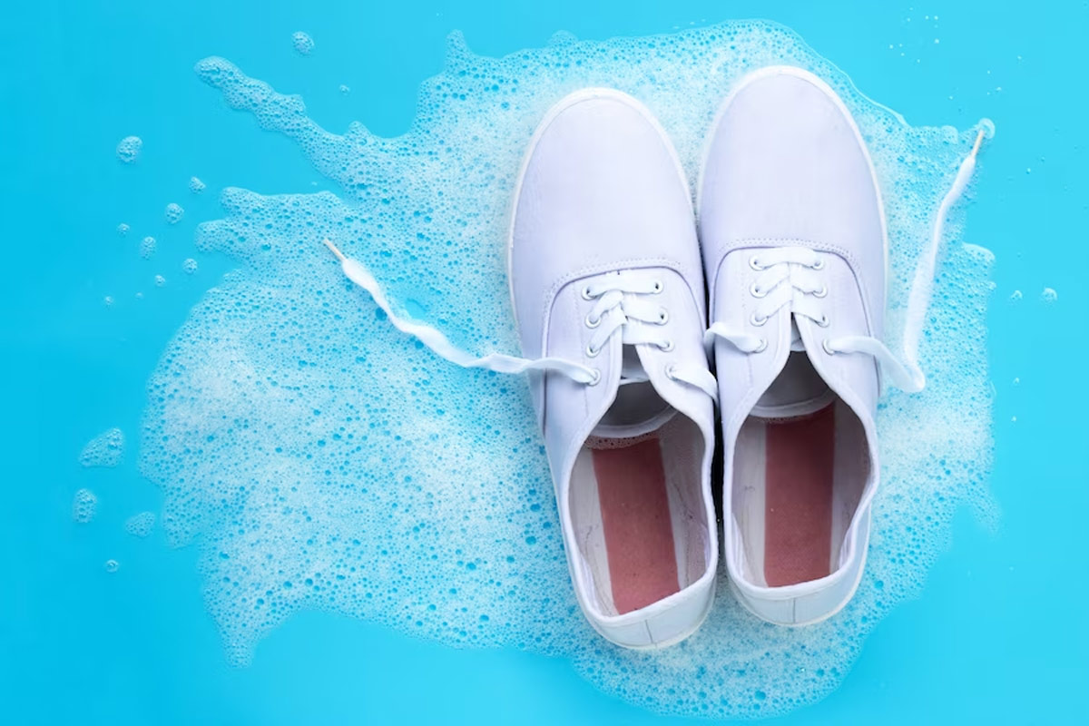 mistakes to avoid while cleaning white shoes