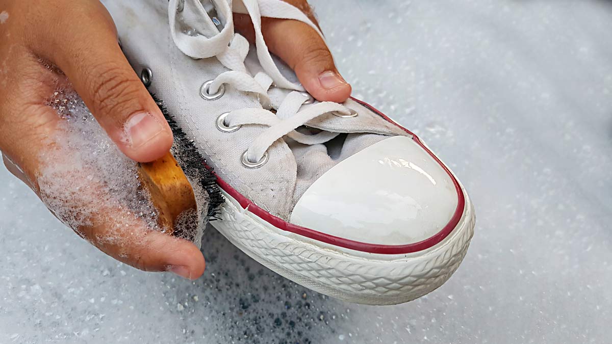 things to remember while cleaning white shoes