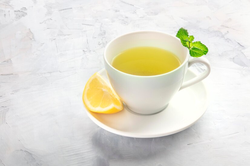 lemon to green tea to enhance antioxidants