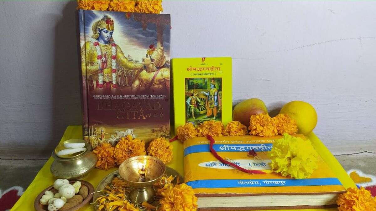 Geeta Jayanti 2024: कब है गीता जयंती? जानें भगवद्गीता पढ़ने का शुभ ...