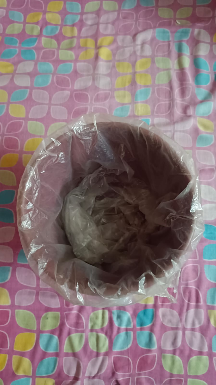 trick to cover the dustbin with polythene