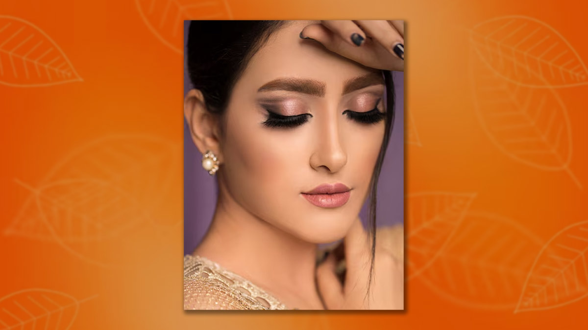 Glitter Eye Makeup Looks: क्रिसमस पार्टी में रेड और व्हाइट ड्रेस के साथ 