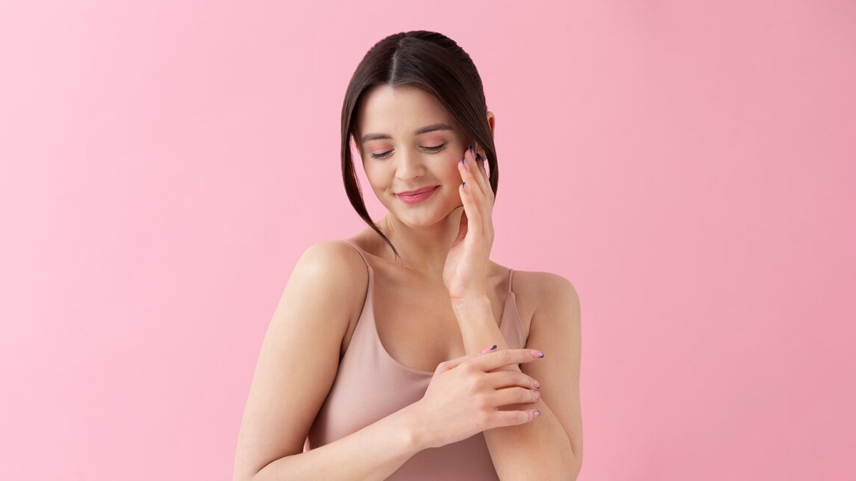 Winter Skin Care: सर्दियों में सुबह रोज उठकर करें ये 2 काम, चमक उठेगा आपका चेहरा | best 2 winter morning skin care for glowing skin by expert | HerZindagi