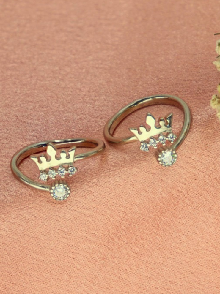 Crown designs toe ring