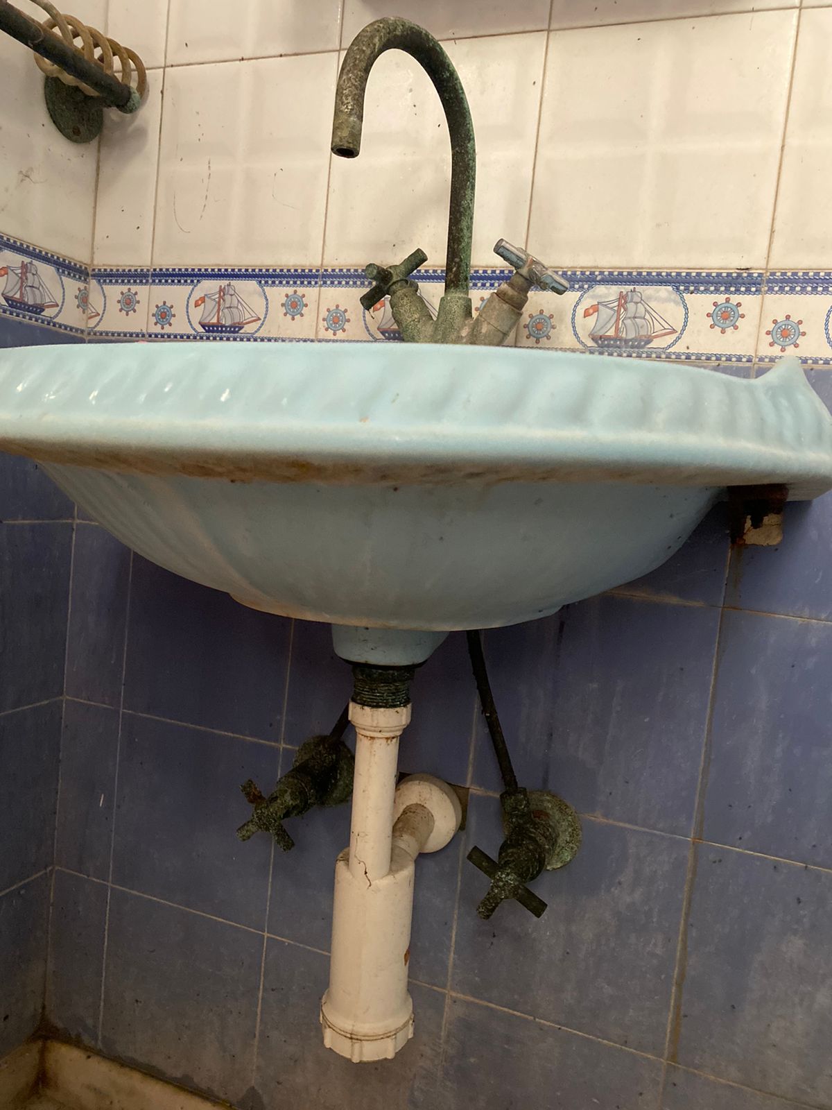 washbasin overflow purpose