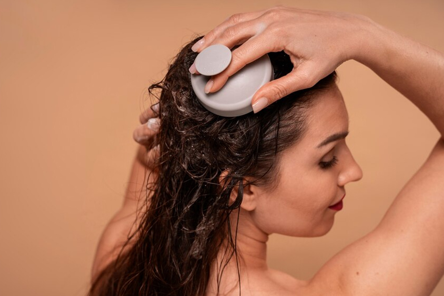 home remedies for lice,anti lice shampoo,remove lice naturally,neem and aloe vera for lice,garlic for lice treatment,apple cider vinegar lice,homemade lice shampoo,natural lice removal