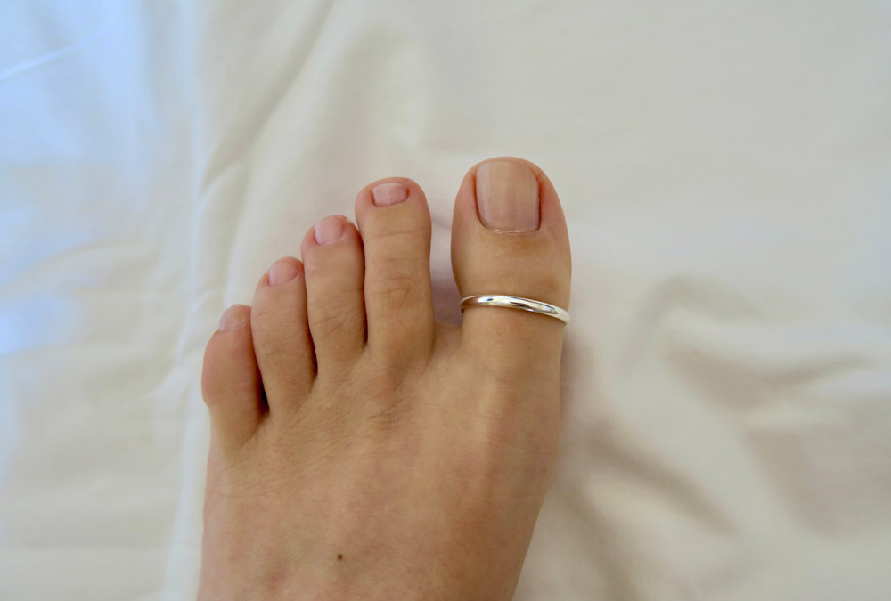 silver toe rings on foot