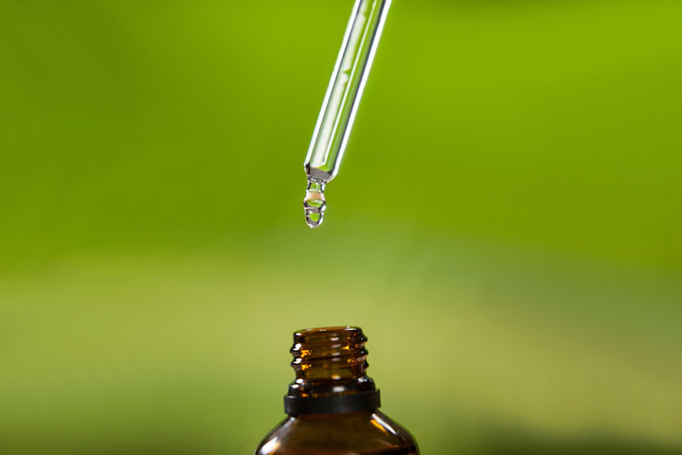 Castor-oil-apply-1736339440728