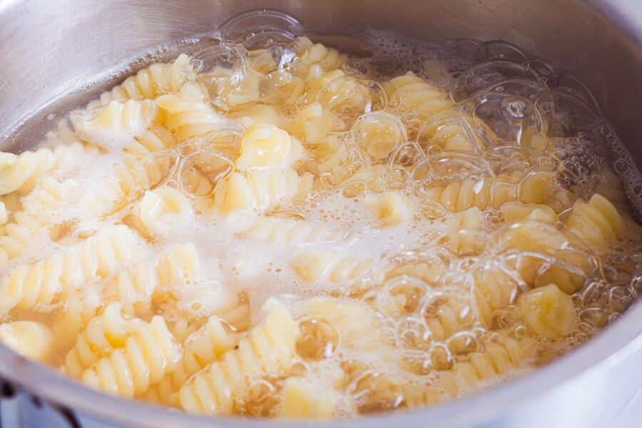 how to add salt to pasta water in hindi (2)