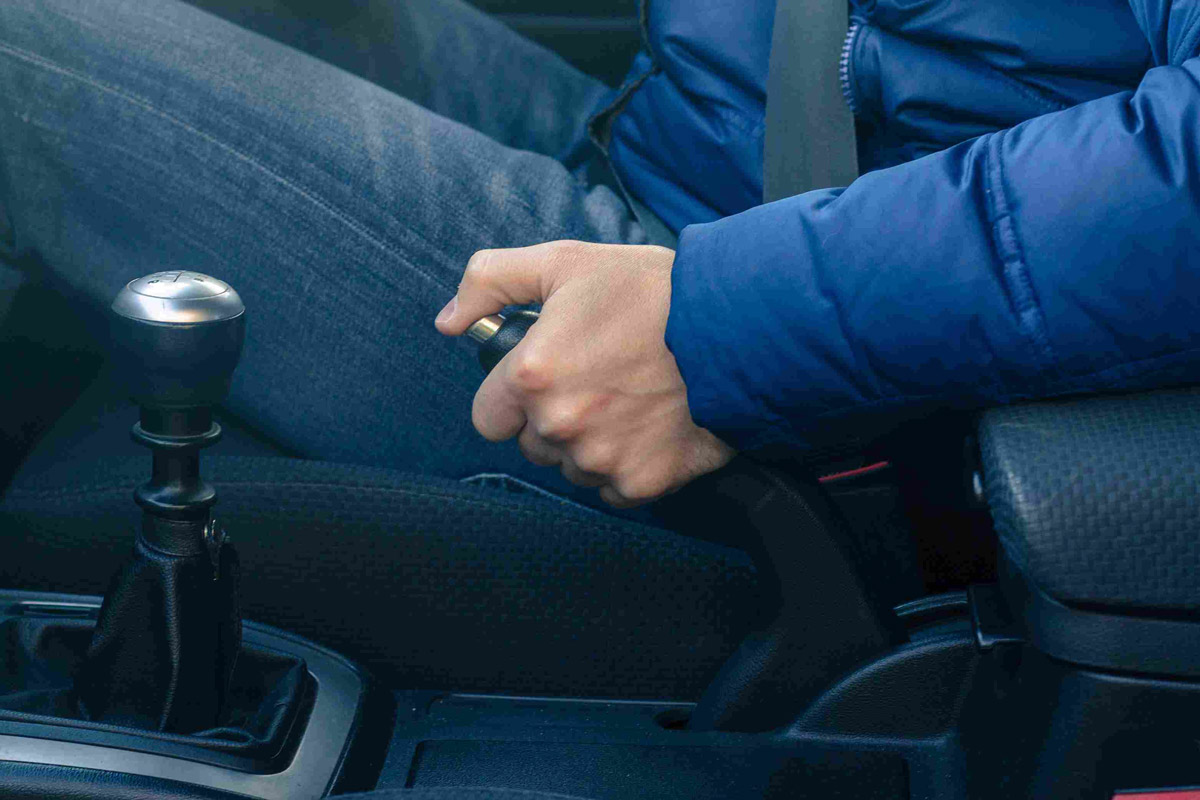how to stop car by using gear shift and handbrake after vehicle break fails