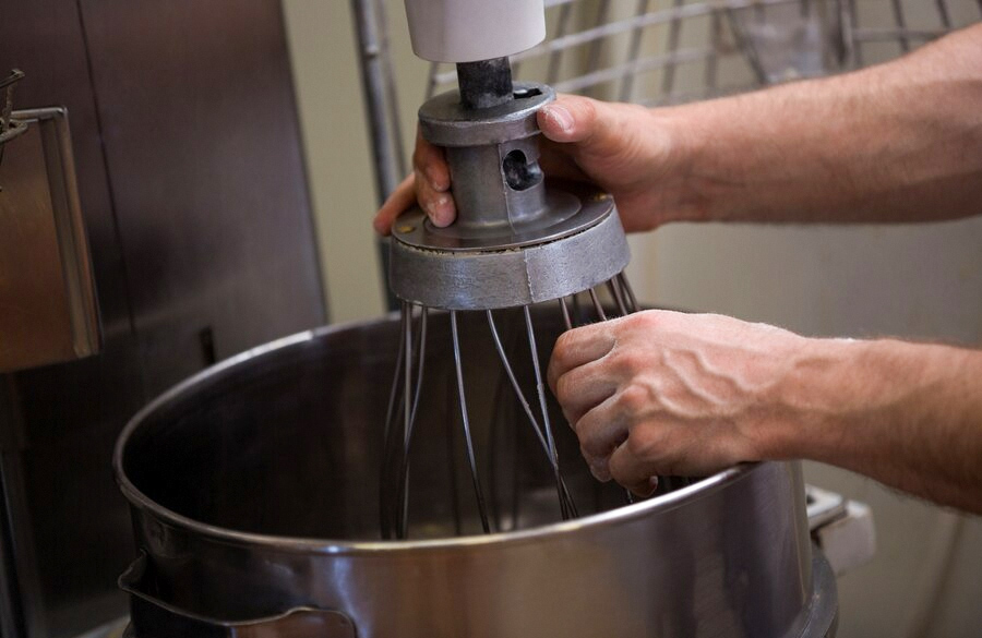 clean blender with natural ingredients in hindi