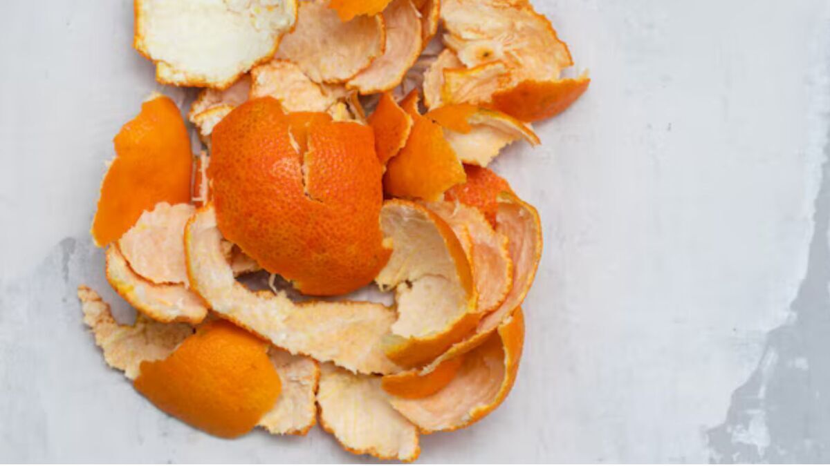 easy hacks to use orange peel with toothpaste for home cleaning2