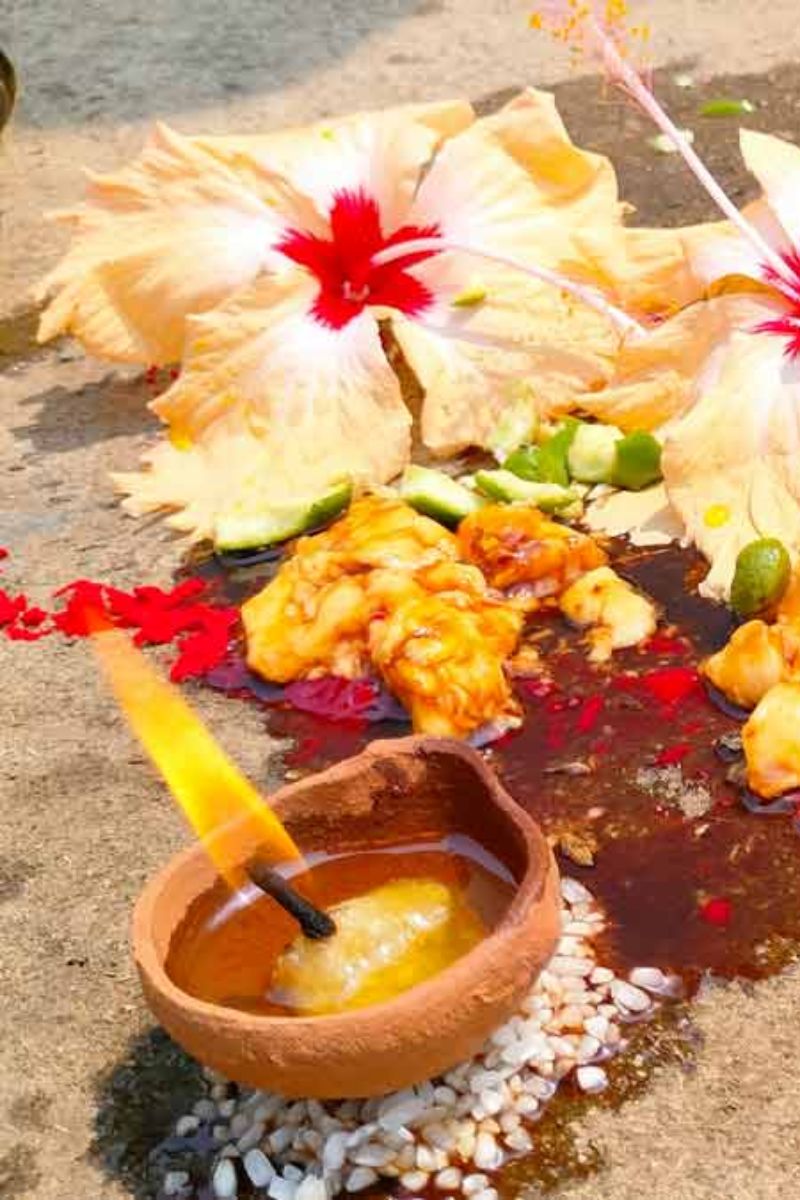 takiye ke niche kali mirch rakhne ka mahatva