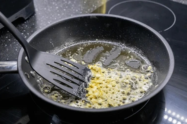 fry garlic in non stick pan