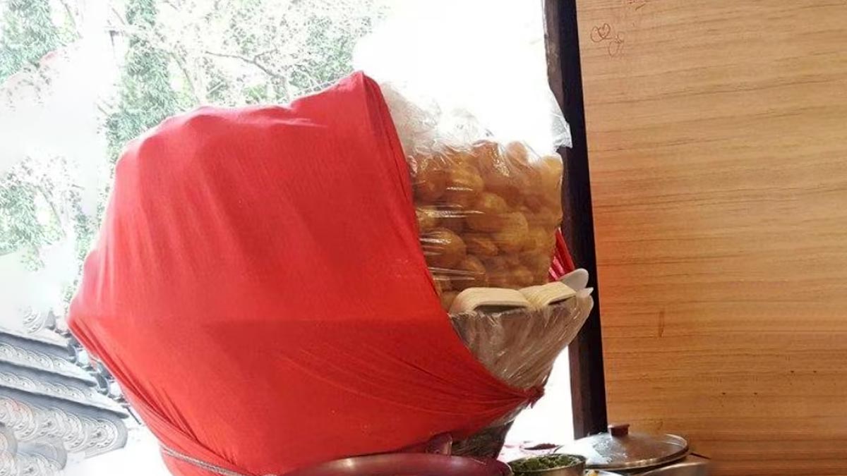 why red knot cloth on food stalls