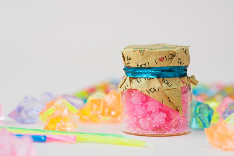 How do you store rubber bands in the kitchen