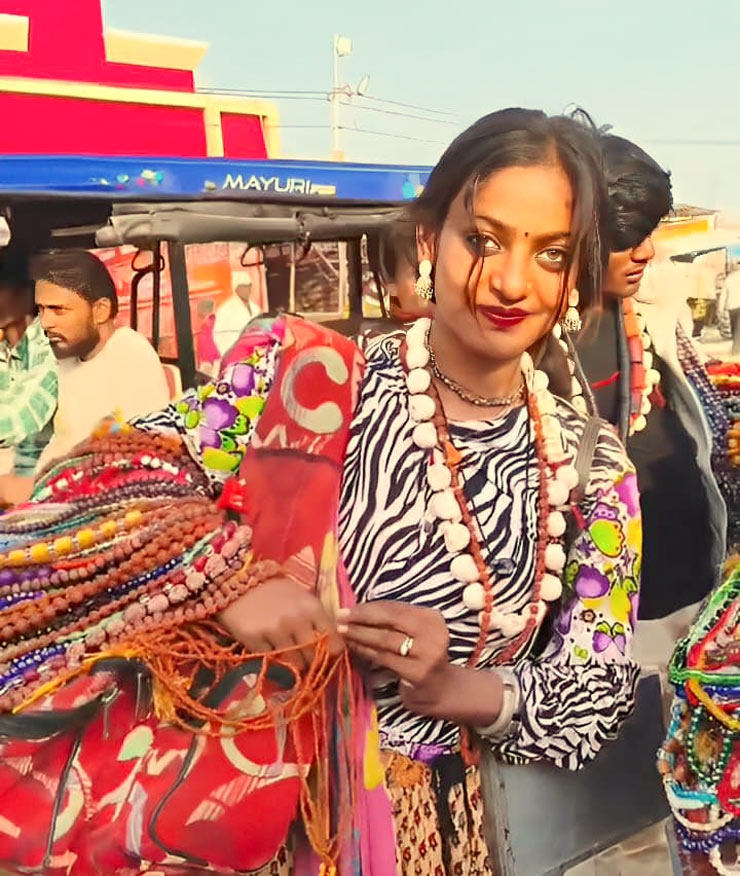 monalisa bhosle beautiful eye girl mahakumbh 2025