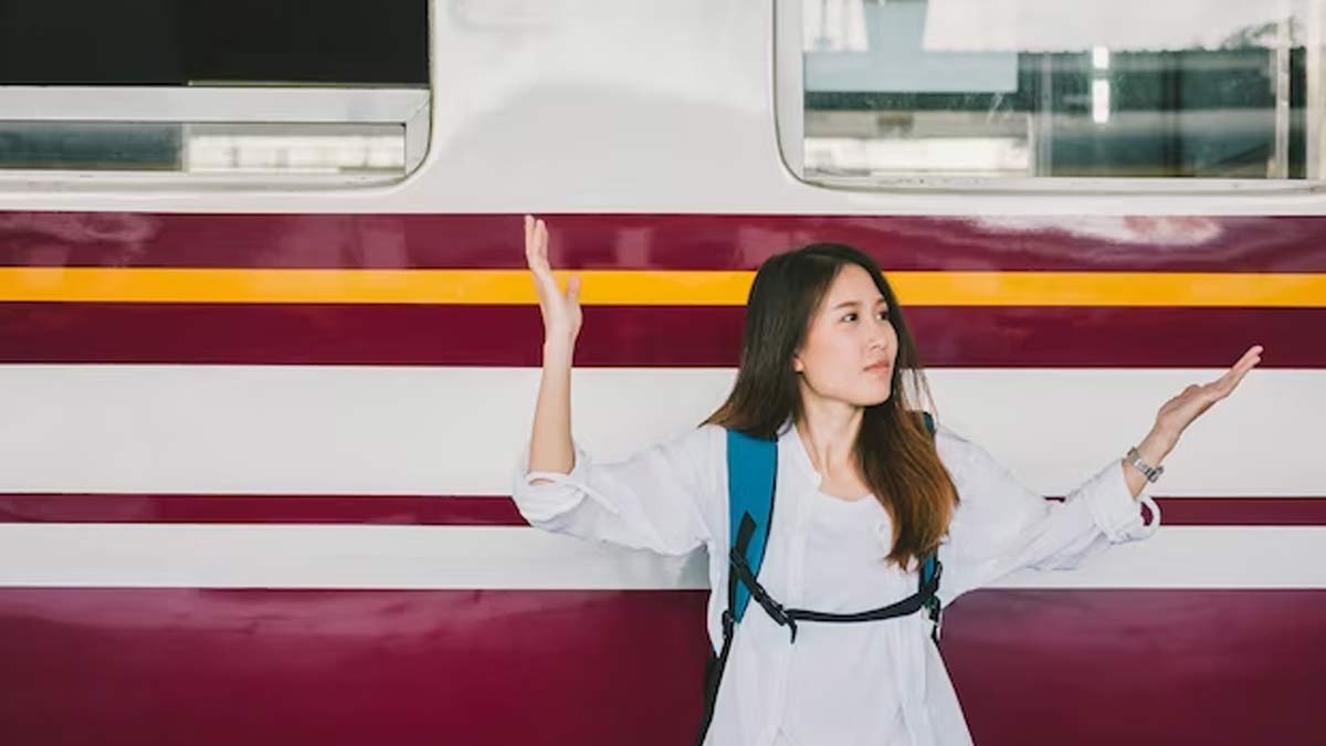 train coaches and seat passengers have difficulty to understanding while travel2