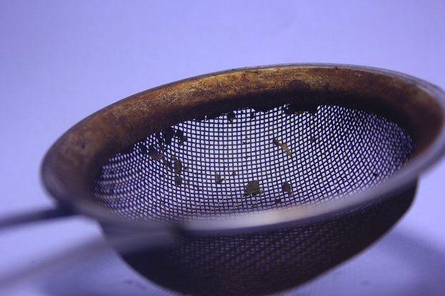 use rice and warm water to clean tea strainer