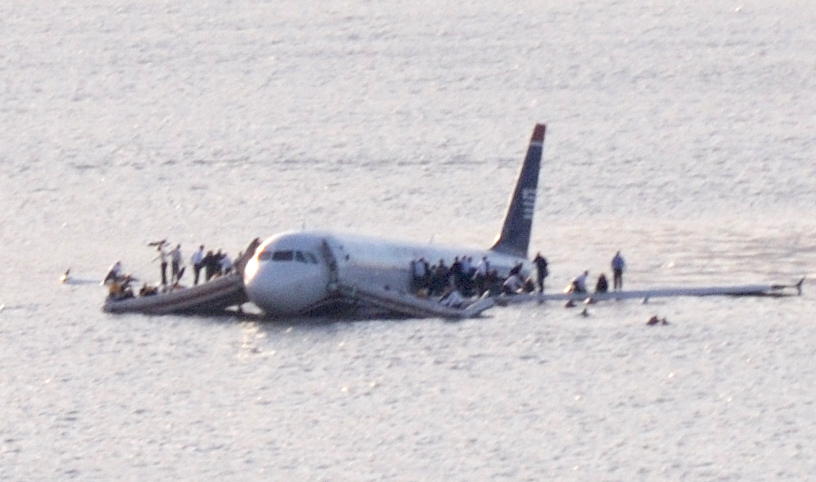 US_Airways_Flight_1549_(N106US)_after_crashing_into_the_Hudson_River_(crop_2)